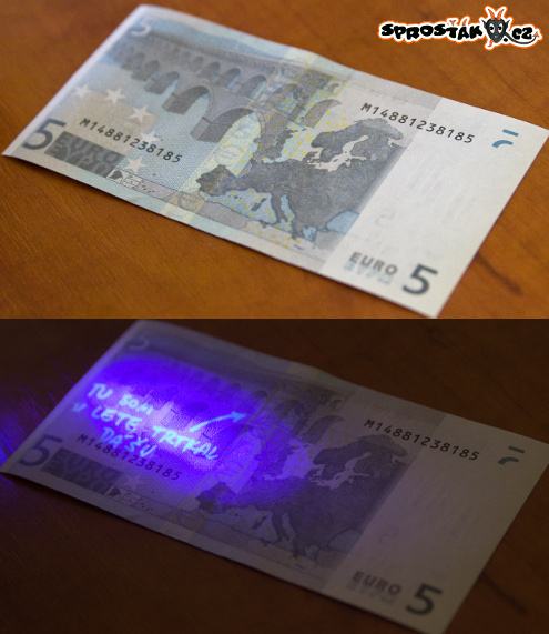 Překvapení bankovního úředníka při ověřování pravosti bankovky