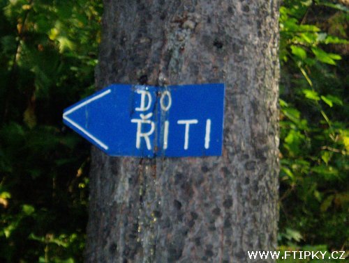 Sprostá cedule v lese